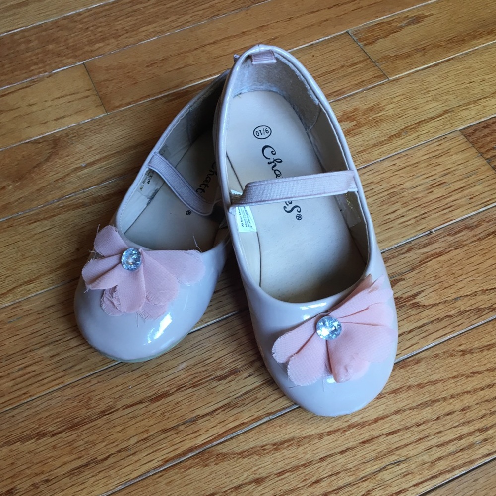 Soft pink girls shoes w/ flower accent - size 9/10
